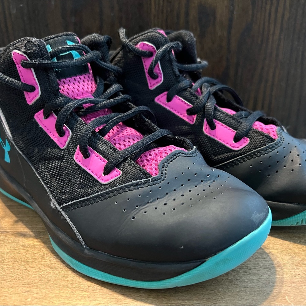 Girls Under Armour basketball shoes sz 2Y